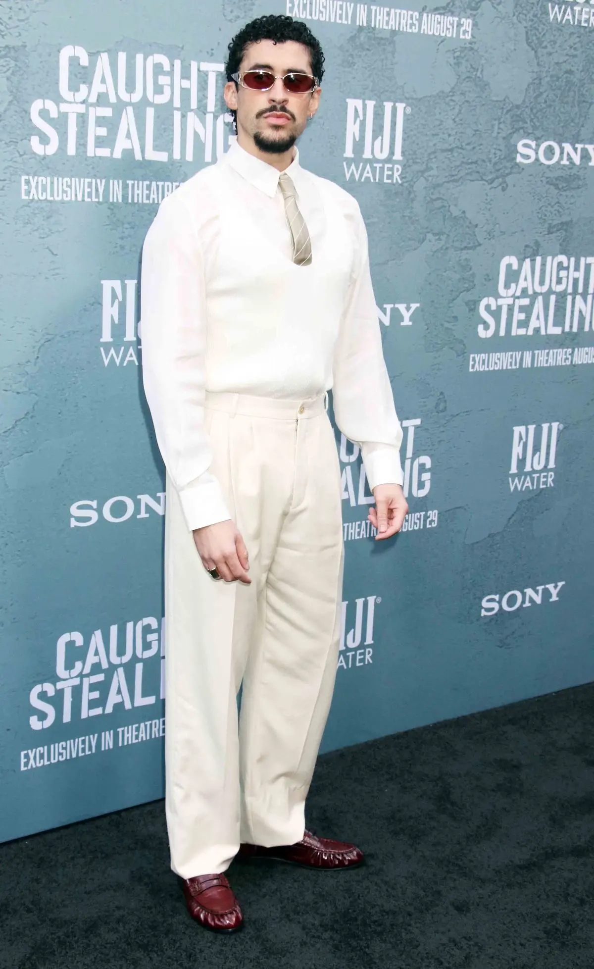 New York, NY 26 août 2025 : Benito Martínez Ocasio "Bad Bunny" assiste à la première de Sony Pictures Caught Stealing au Regal Union Square à New York. 26 août 2025 - Photo