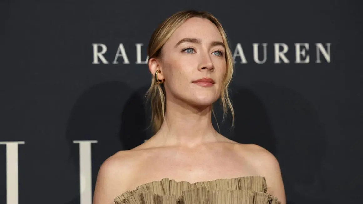 «Il est moins agaçant en tournage qu'il ne l'est dans la vie !» : Saoirse Ronan se confie sur son couple avec Jack Lowden