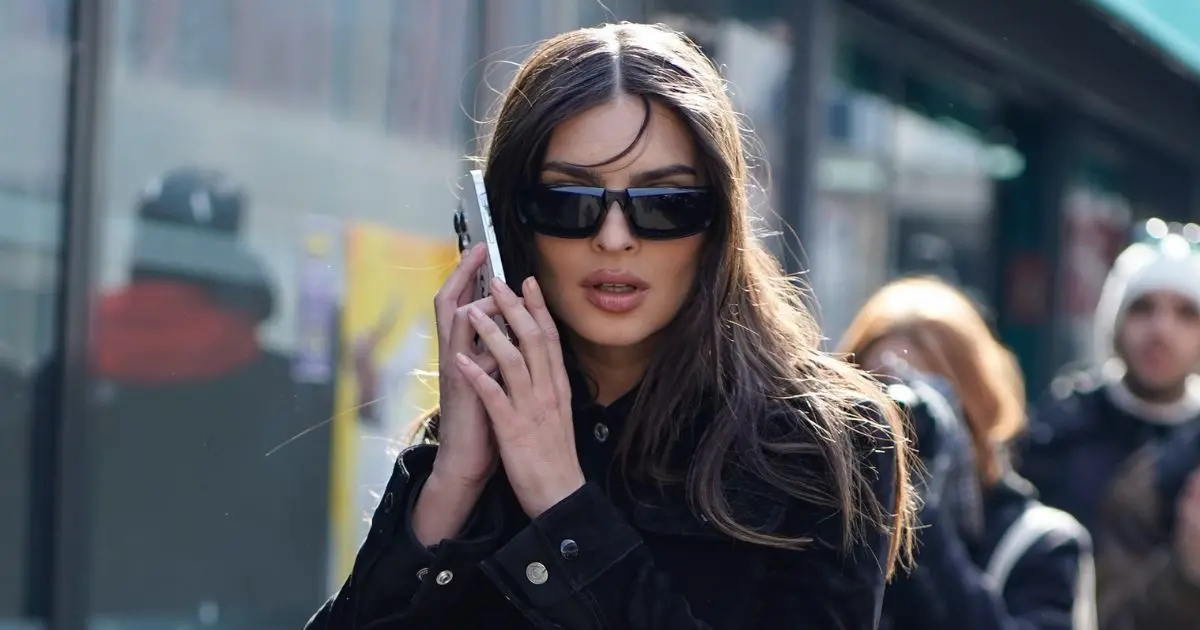 Emily Ratajkowski :
entièrement nue sous une fleur, la star a fait fleurir son style au
défilé Loewe