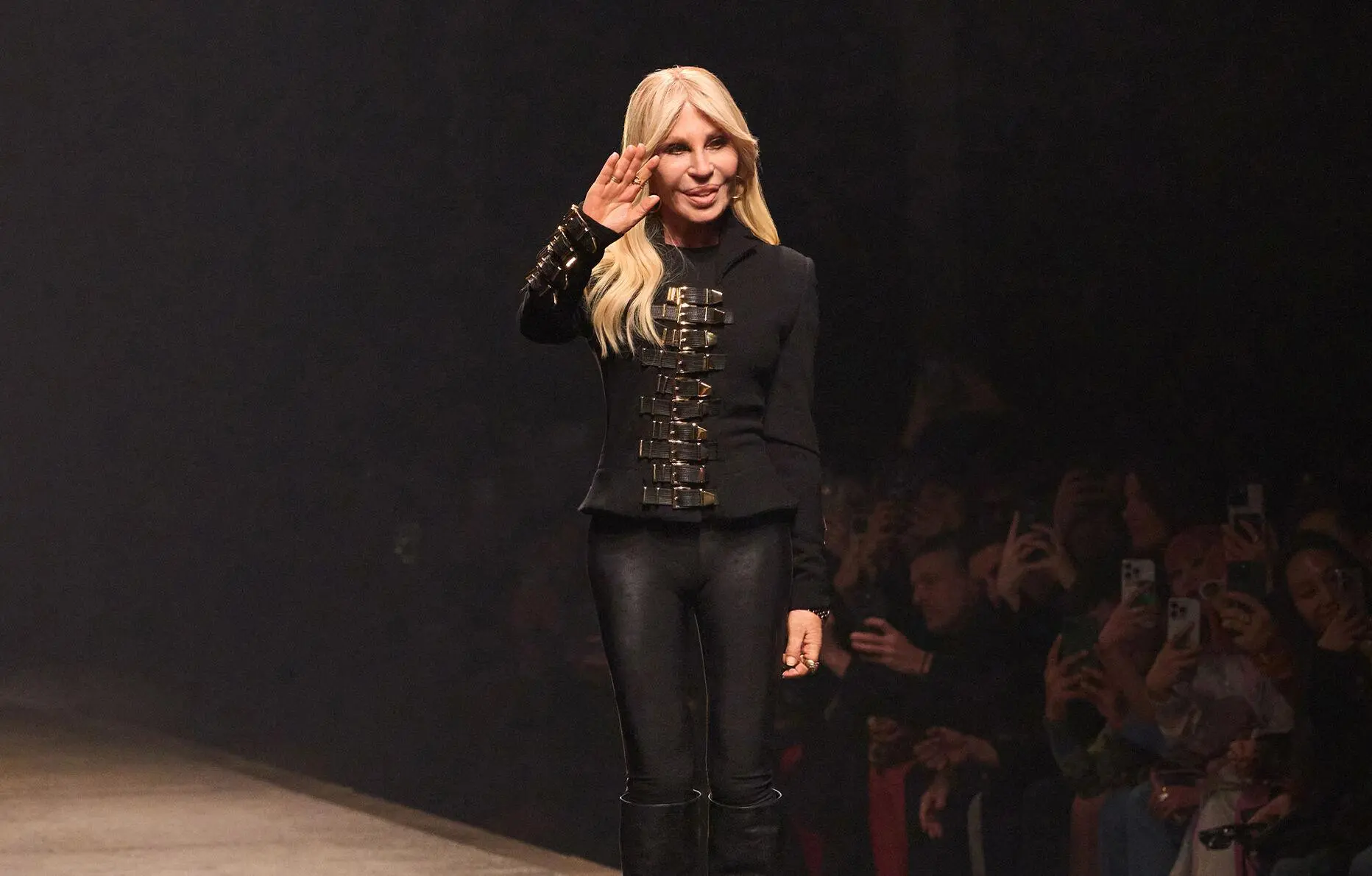 Donatella Versace en 5 moments cultes qui ont marqué la pop culture